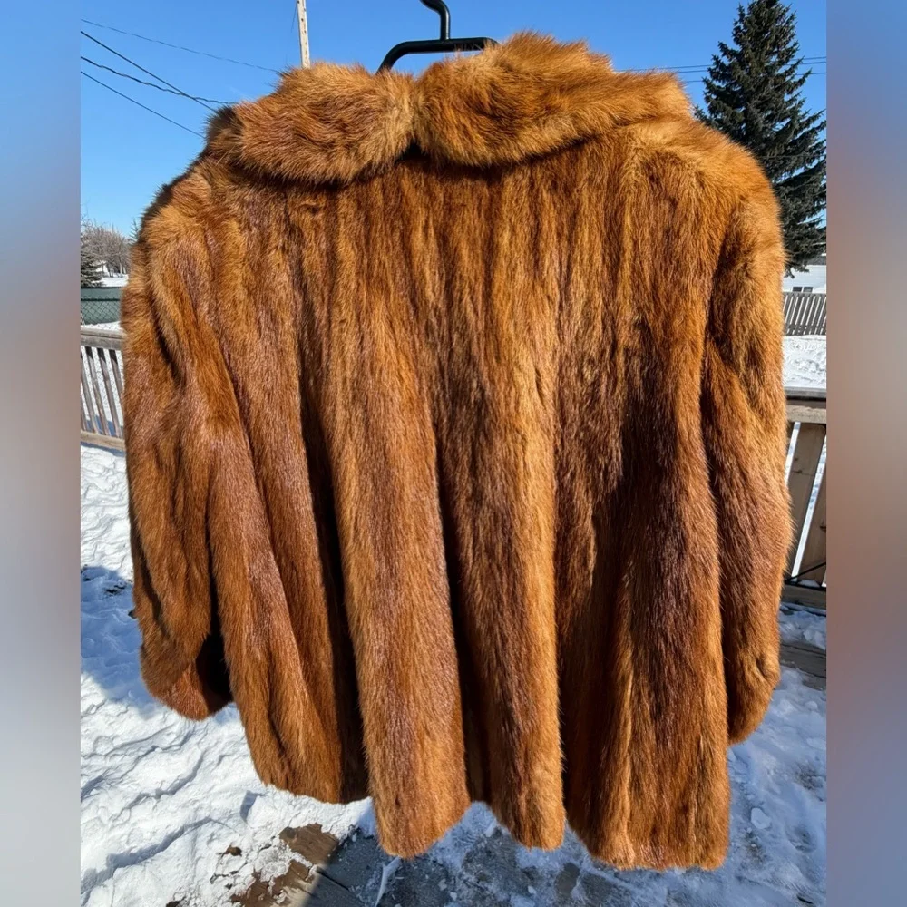 Luxurious Vintage Genuine Fur Coat - Picture 3 of 15